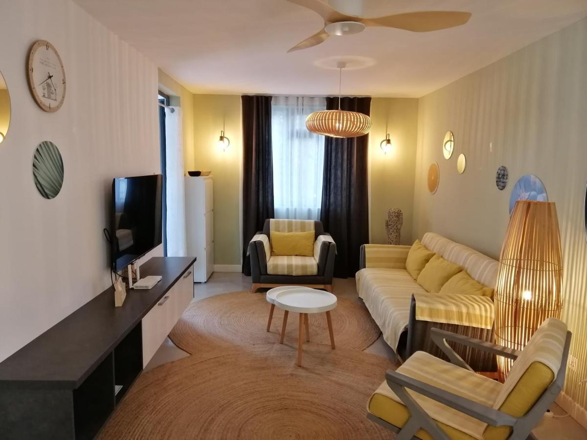 Les Cerisiers - Beach Apartment With Pool, Few Steps To The Beach Flic en Flac Luaran gambar